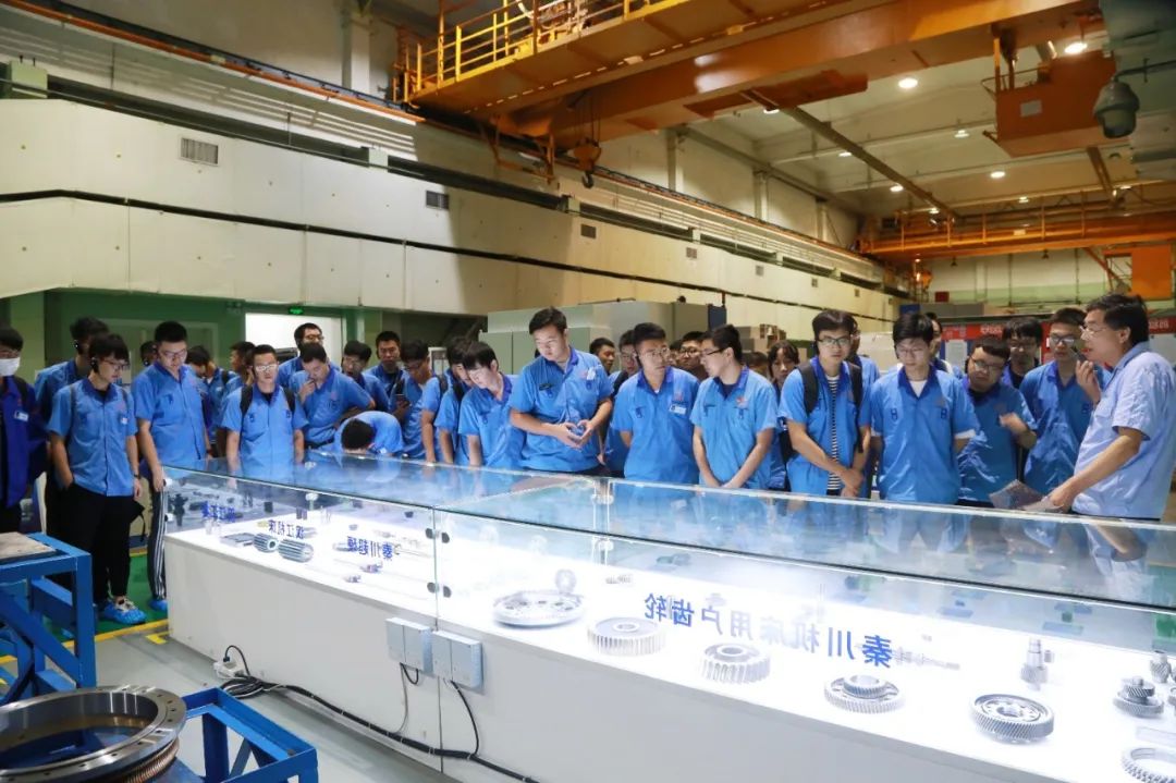 法士特汽車傳動(dòng)工程研究院組織新員工到秦川集團(tuán)參觀學(xué)習(xí)