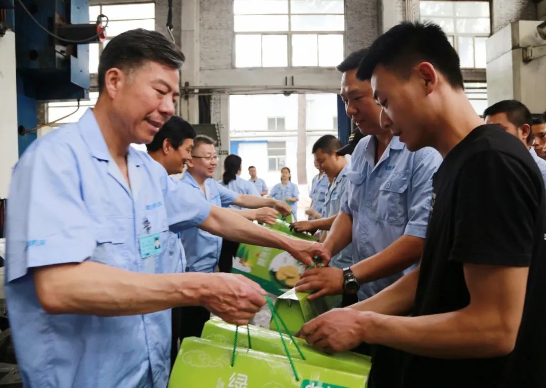 嚴(yán)鑒鉑董事長率隊(duì)慰問一線加班員工