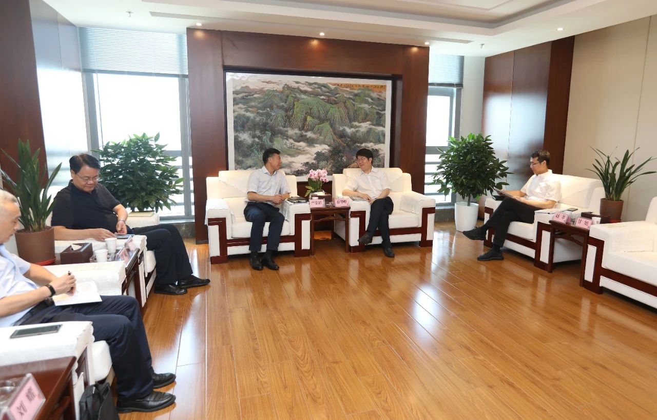 西安市政協(xié)主席、西咸新區(qū)黨工委書記岳華峰會見嚴(yán)鑒鉑董事長