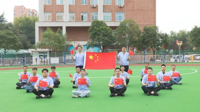 【群團(tuán)工作】我與國旗合個(gè)影